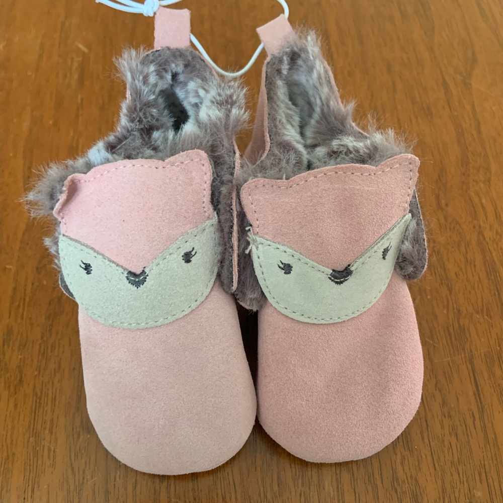🍊5/$25 NWOT Pink and Warm Baby Shoes